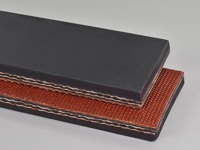Rubber conveyor belt with fabric plies